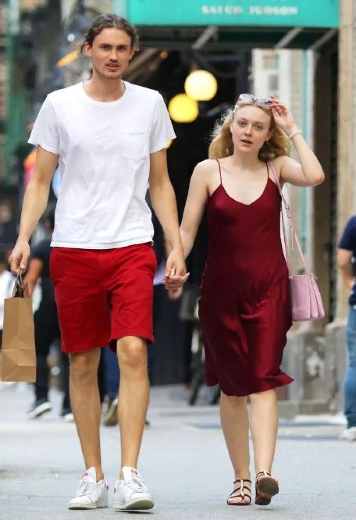 Is Dakota Fanning Married